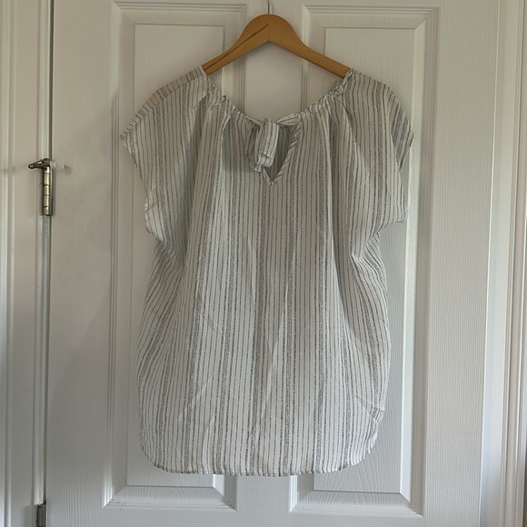 LC Lauren Conrad Gray White Embellished Short Sleeve Blouse EUC - Picture 3 of 7